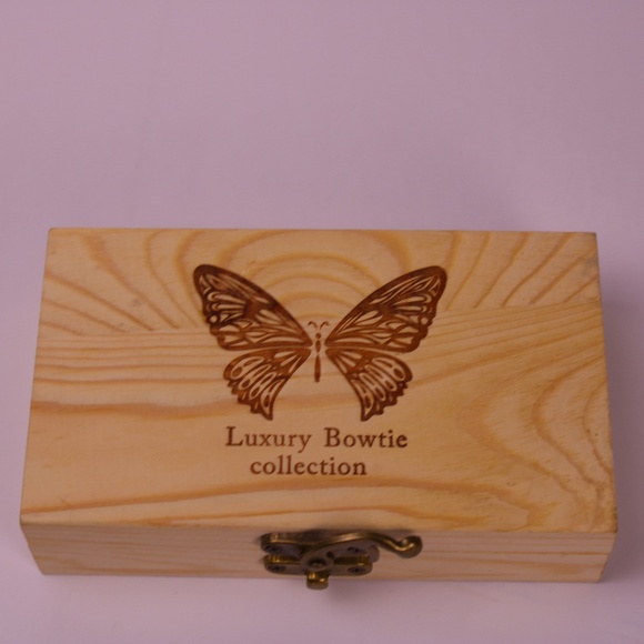 🖤 Luxury Feather Bow Tie + Lapel Pin Set (Black, Iridescent Brown) – With Box - Picture 8 of 9